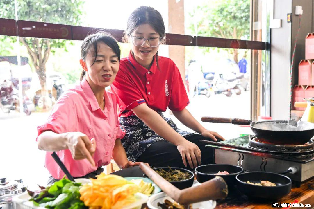 全网追的“扁担女孩”，找了一份暑假工，时薪12元 - 克拉玛依生活资讯 - 克拉玛依28生活网 klmy.28life.net