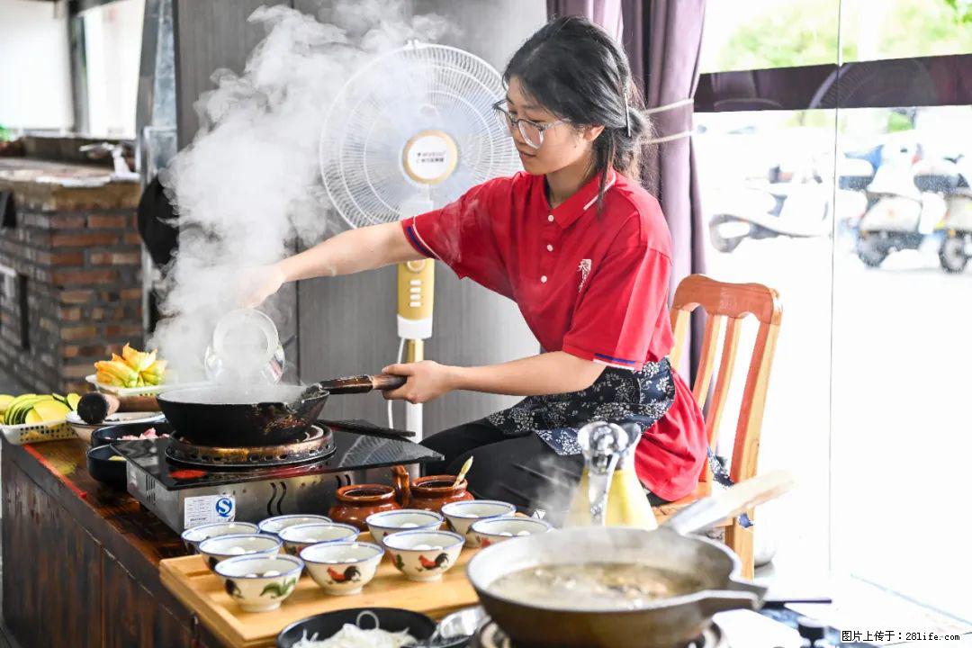 全网追的“扁担女孩”，找了一份暑假工，时薪12元 - 克拉玛依生活资讯 - 克拉玛依28生活网 klmy.28life.net